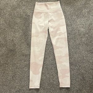 Pinkish/cream camo aerie leggings